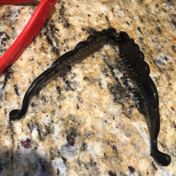2. authentic Y2K black and red plastic hair  clips - Picture 7 of 12
